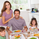 Η κουβέντα στο οικογενειακό τραπέζι ενισχύει τα παιδιά