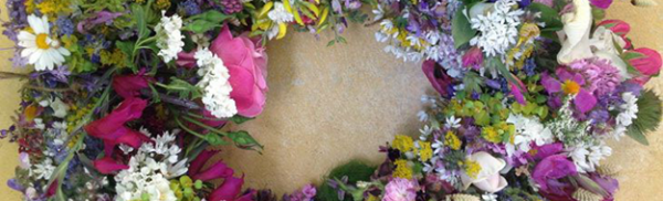 Φτιάχνουμε μαγιάτικο στεφάνι με λουλούδια κάθε λογής και χρώματος