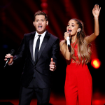 Ο Michael Buble και η Ariana Grande τραγουδούν «Santa Claus Is Coming To Town»