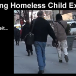 Ένα άστεγο αγόρι τρέμει από το κρύο χωρίς παλτό. Δείτε ποιος θα το βοηθήσει!